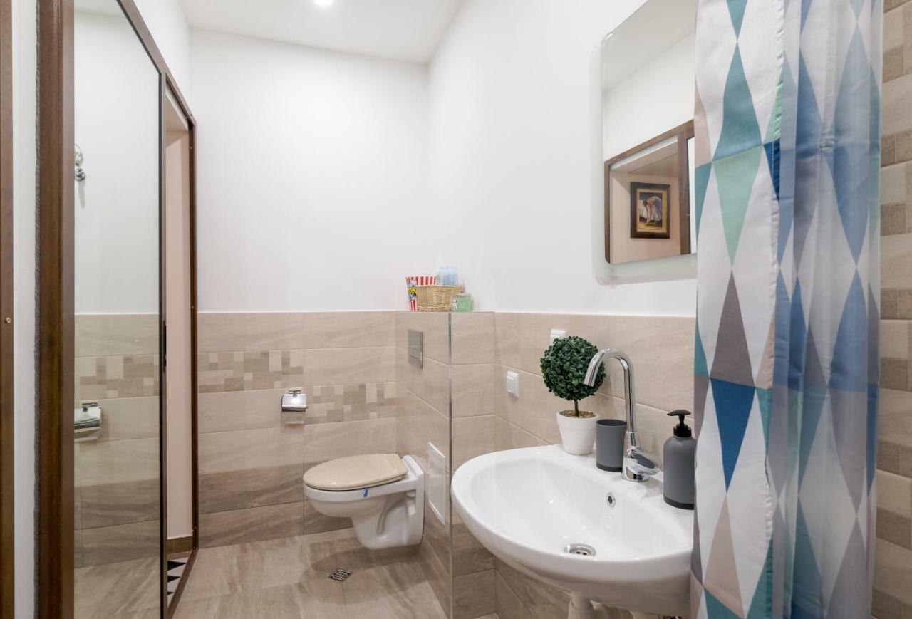 Апартаменти Exceptional Refurnished Location